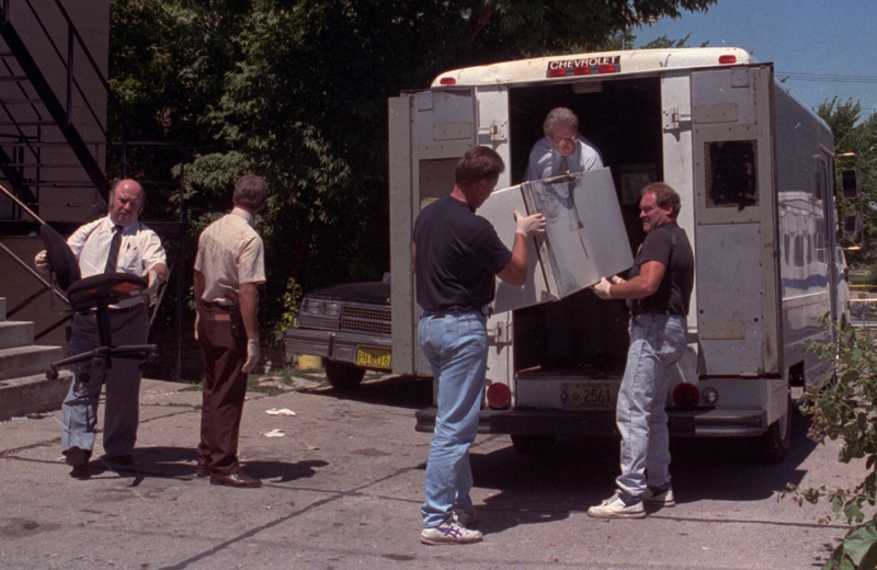 La policía requisando el congelador del apartamento de Dahmer. AP